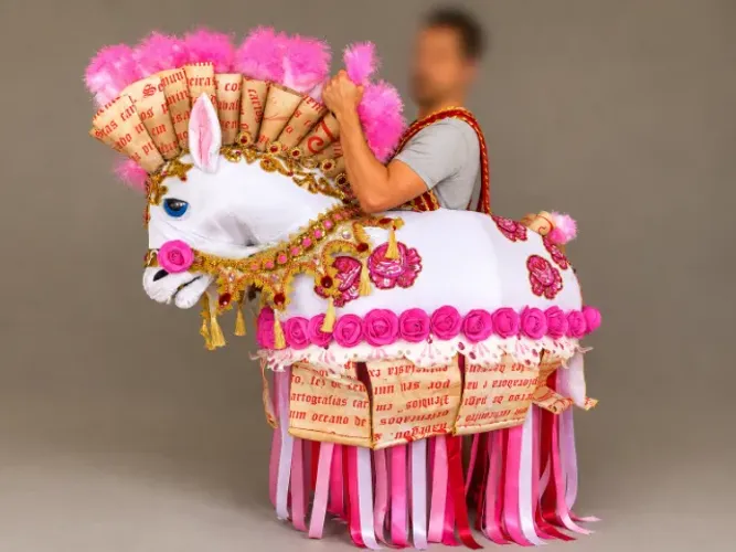 FIGURINO CAVALO DE CORPO ROSA - IDEAL PARA TEATRO, FESTAS E EVENTOS TEMÁTICOS