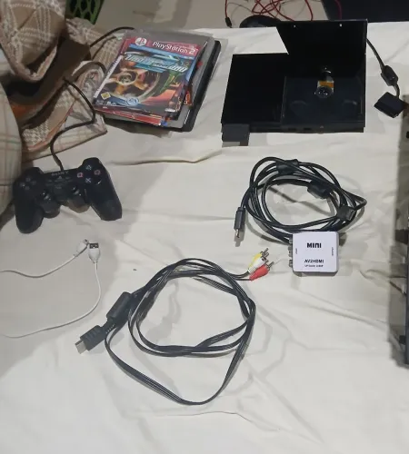 PlayStation 2 com 1 controle original, alguns jogos e memoricard 8mb