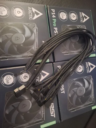 Kit 4 Ventoinhas Arctic P14 Pro Pst, 140mm E Cabo Splitter 