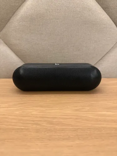 Caixa de Som Beats Pill+ A1680 Bluetooth Preta + Carregador