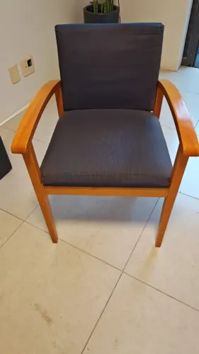 Cadeira de Madeira com Estofado