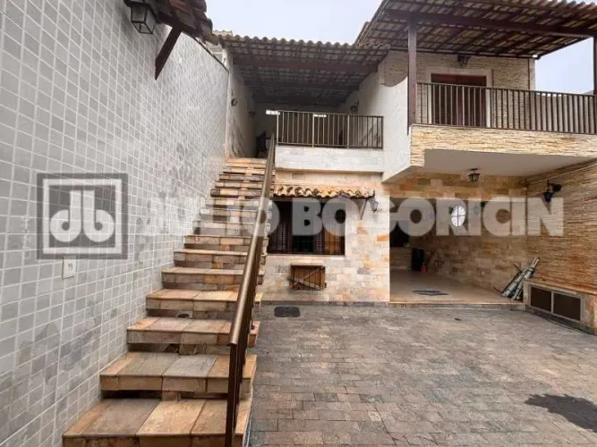Duas casas de rua no mesmo terreno - 4 quartos no total - 3 vagas - churrasqueira