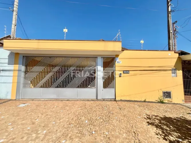 Casa 3 quartos, próximo ao Pague Menos na Vila Rezende
