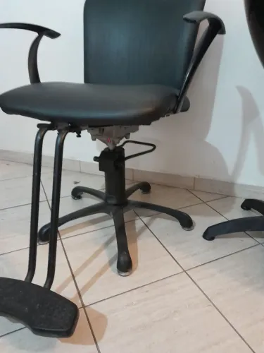 Cadeira para salão de beleza e barbearia ótimo estado