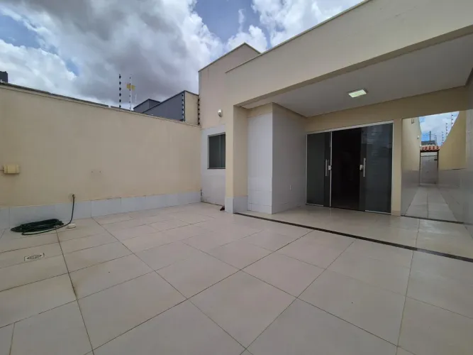 Vendo casa de 2/4 sendo uma suíte no papagaio