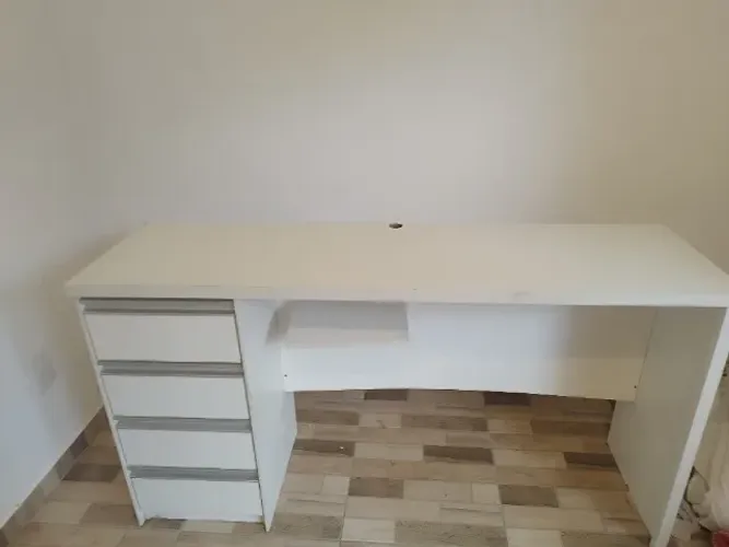 Escrivaninha com gavetas