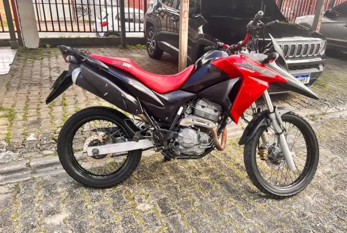V/T em moto menor com volta XRE300 ABS LICENCIAMENTO PAGO 2 PNEUS NOVOS