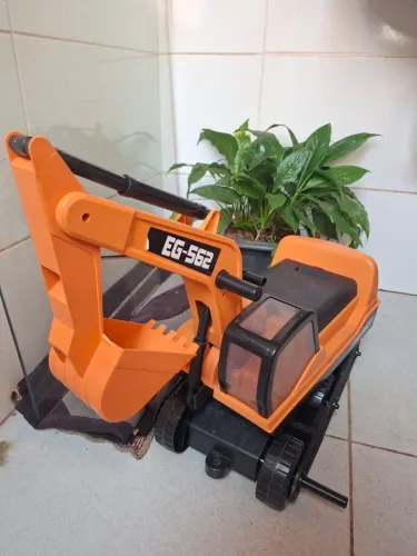 Escavadeira infantil gigante