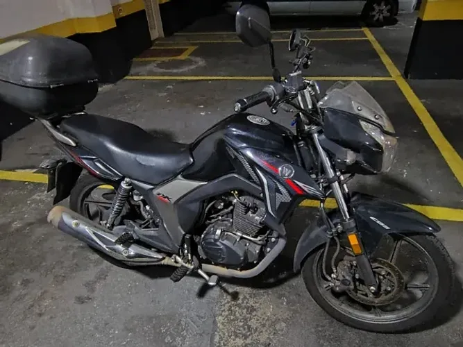 Vendo moto Haojue DK150, preta, baixa quilometragem, semi nova, único dono, manual e NF