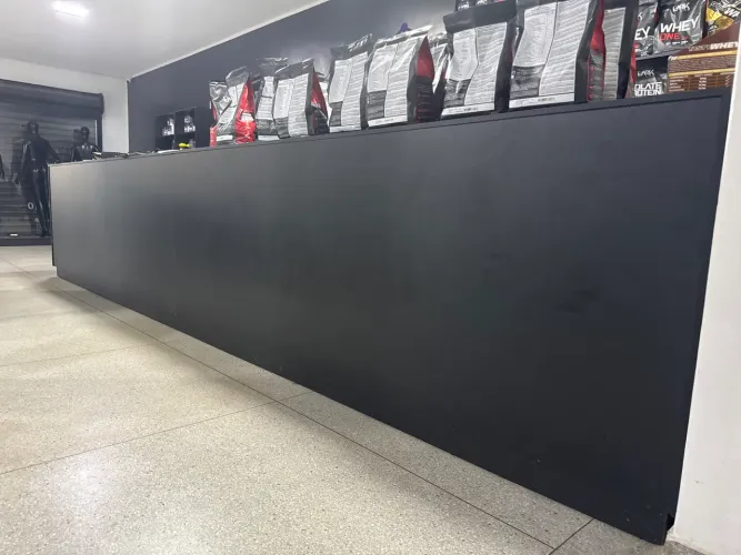  Balcão MDF com prateleiras e 1 gaveta com chave 550x110