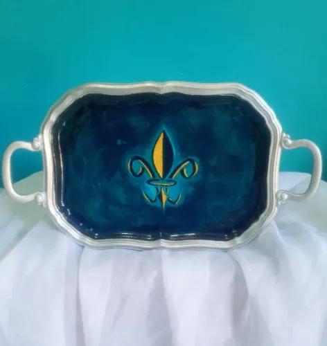 Antiga bandeja em metal pintada a mão com flor de Lis