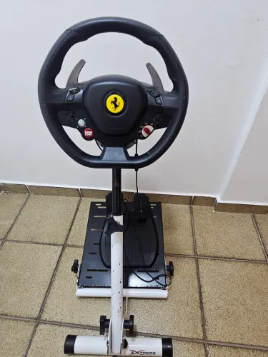 Volante Thrustmaster Ferrari 458 Itália para PC/Xbox 360.