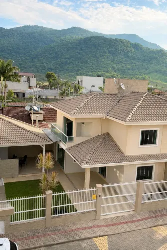 CASA PARA LOCAÇÃO EM CONDOMÍNIO FECHADO - SEMI MOBILIADA