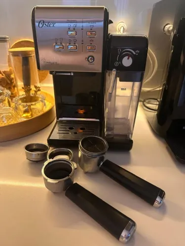 Cafeteira Oster com Capuccino