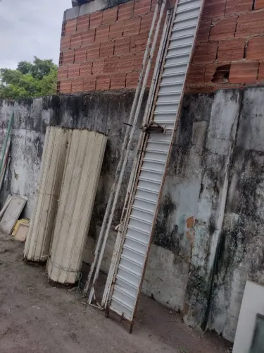 Porta de rolo ondulada galvanizada.