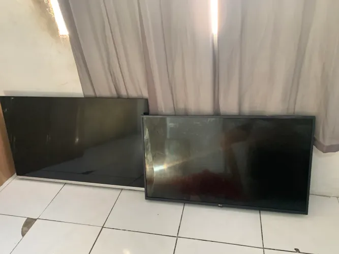 Duas televisão quebradas uma de 50 outra 42 