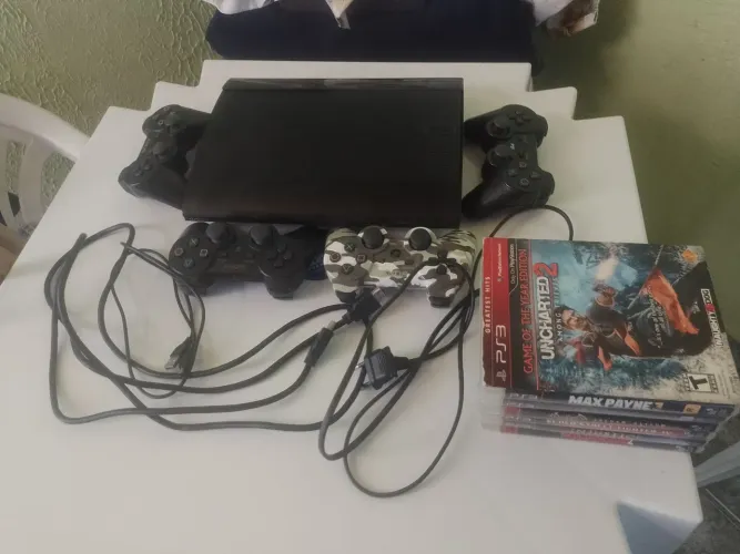 Ps3 slim 4 controles 50 jogos todos os cabos tudo top 