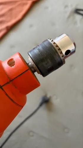 Furadeira de impacto black and Decker 