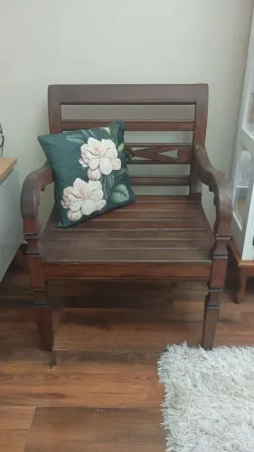 Elegante banco de madeira 