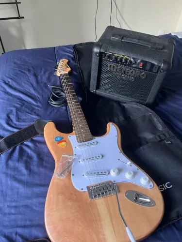 Guitarra Newen + amplificador