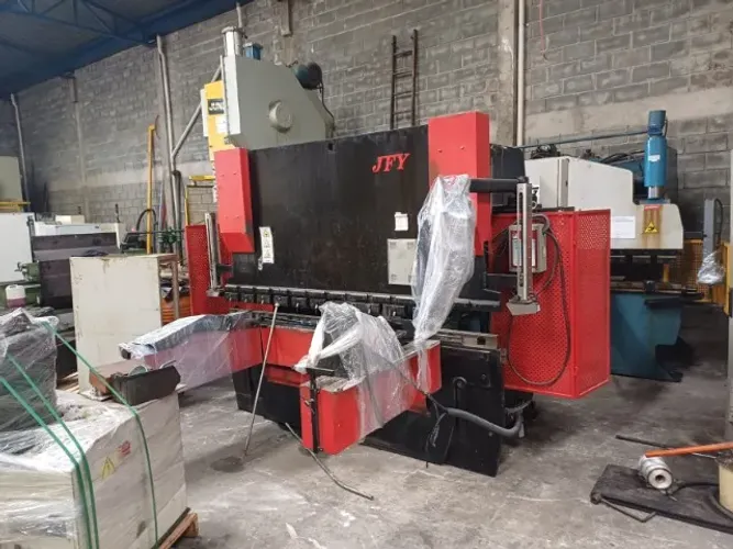 Dobradeira CNC Hidráulica JFY PR6C 2550 x 6 mm 