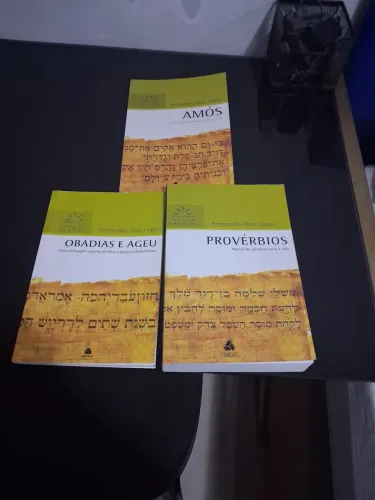 Três livros por um preço 60 reais 