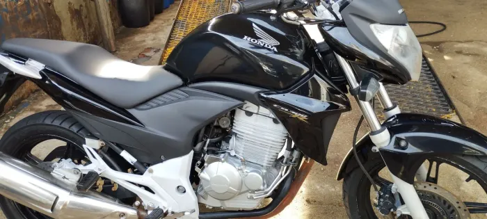 Vendo cb300R, ano 2015...moto conservada