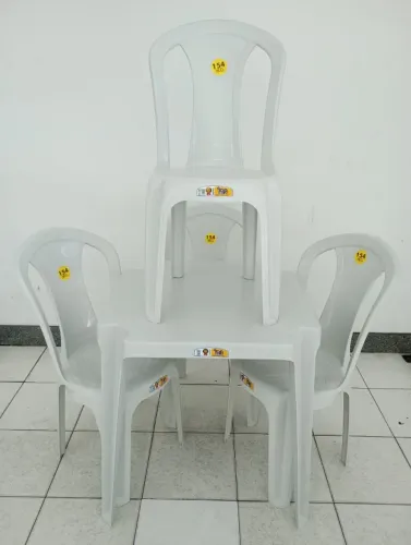Jogo de Mesa com 04 Cadeiras testadas em 154kg.