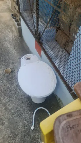 VENDO VASO SANITARIO   ACOPLADO  SEME NOVO DA DECA  COM TAMPA NA COR BRANCO