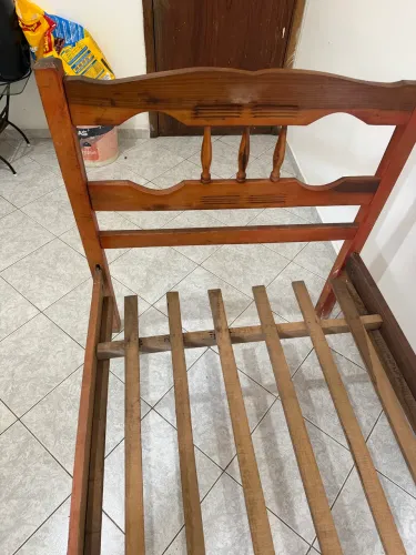 Cama de solteiro de madeira