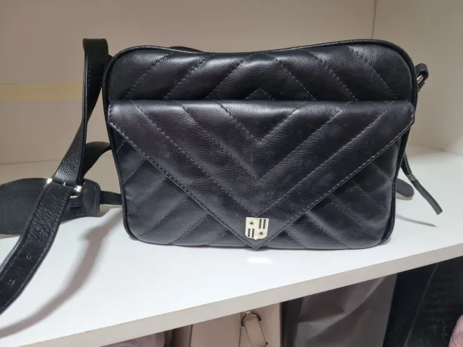 Linda bolsa preta em couro legítimo usada uma única flvez