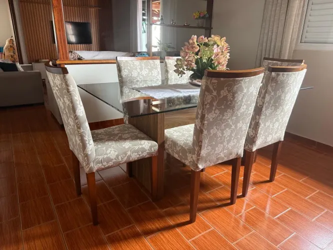 Mesa e cadeiras 
