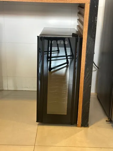 Adega para 12 vinhos