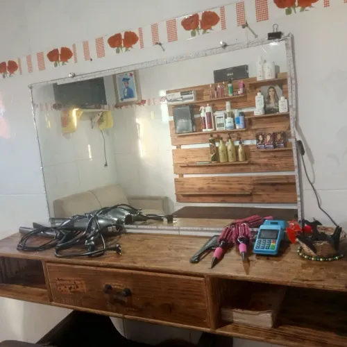 Vendo esses itens de salão tudo bancada mais espelho e prateleira para vender rápido