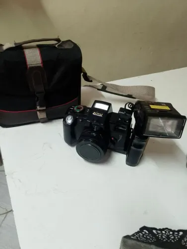 Vendo uma máquina fotográfica antiga .