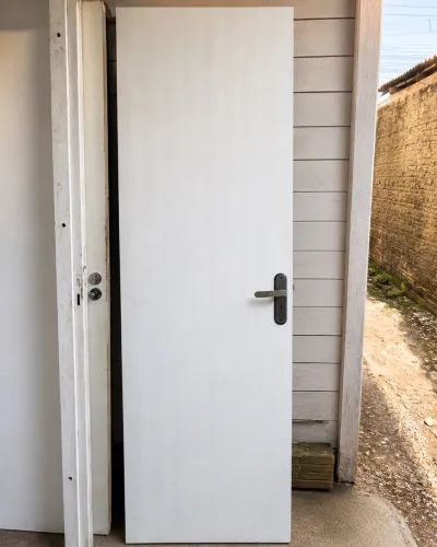 Porta de Madeira Branca 60x210 com Maçaneta e Fechadura
