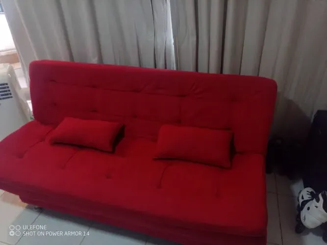 Sofá cama casal vermelho com almofadas