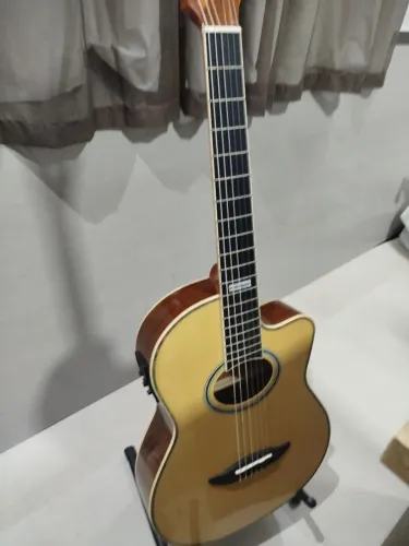 Violão Giannini com cordas de nylon e apoio.