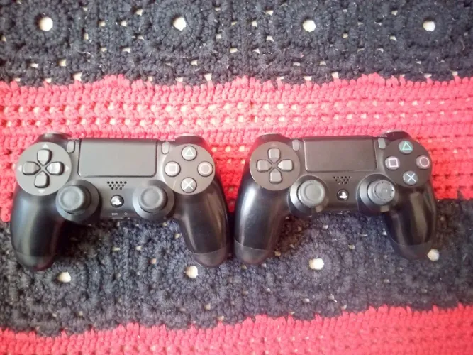 2 Controles de PS4 no estado