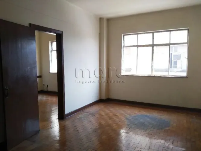 Ampla conjunto comercial com 3 salas, uma pequena copa, banheiro, ao lado da Rua Santa Efi