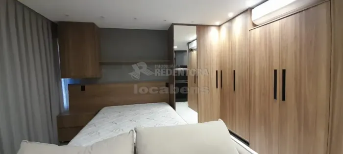 Studio mobiliado no Jardim Paulistano com 1 vaga de garagem.