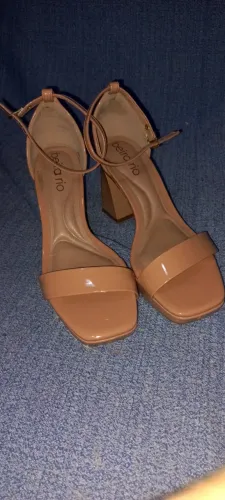 Sandália alta cor nude elegante
