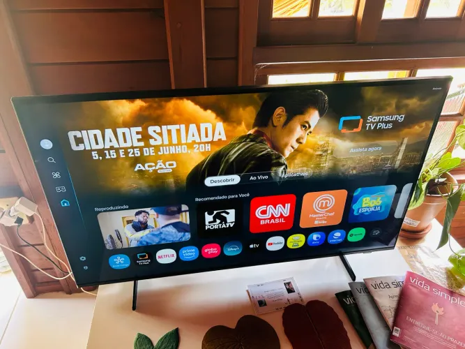 Smart TV Samsung Crystal UHD 4K U8100F (Modelo 2025) de 43 polegadas.