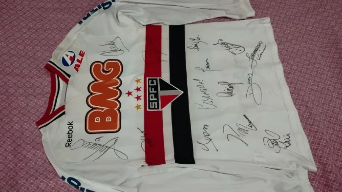 Camisa autografada do São Paulo.