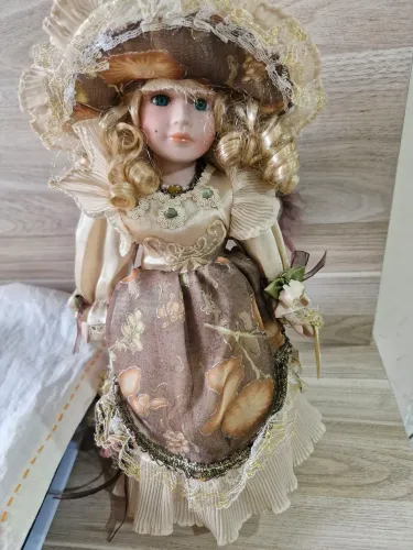 Boneca de porcelana vintage Esmeralda 
