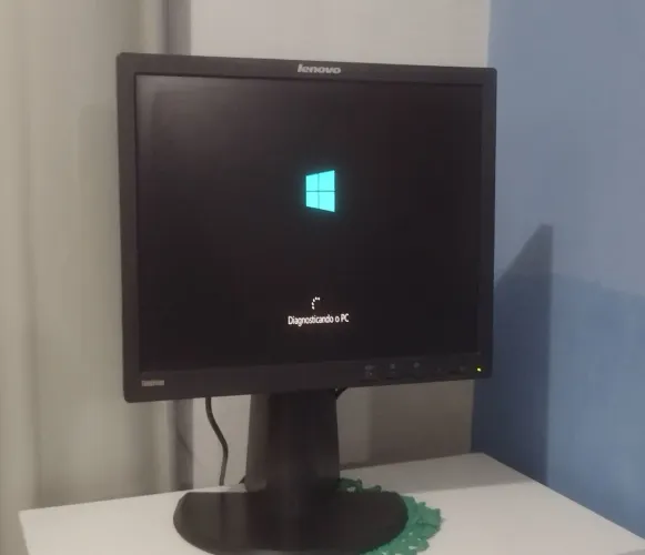 Monitor Lenovo Tinkvision 19 Polegadas" Profissional | Ajuste de Altura | Excelente estado