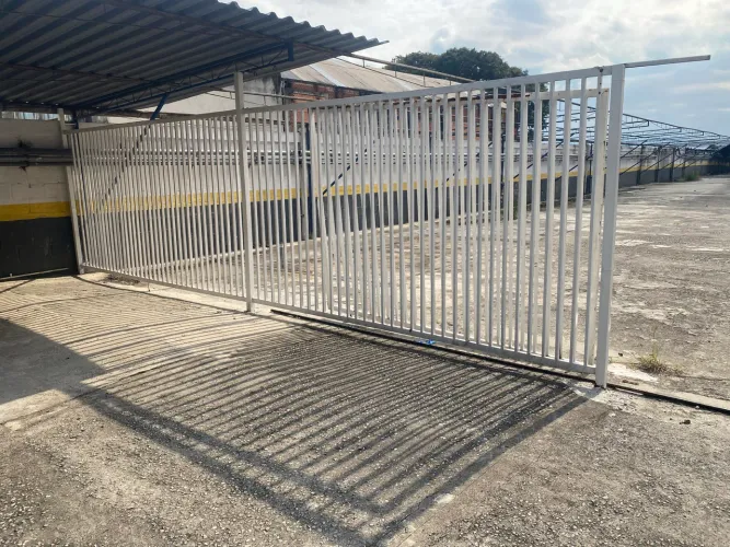 Grades e portão 