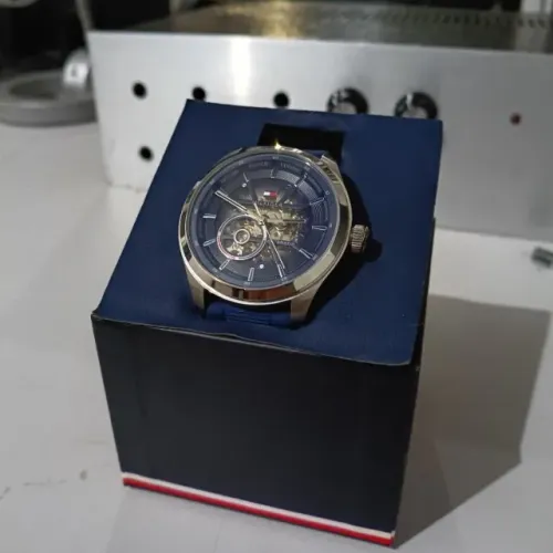 Relógio TOMMY HILFIGER mecanismo NOVO com NOTA e CAIXA