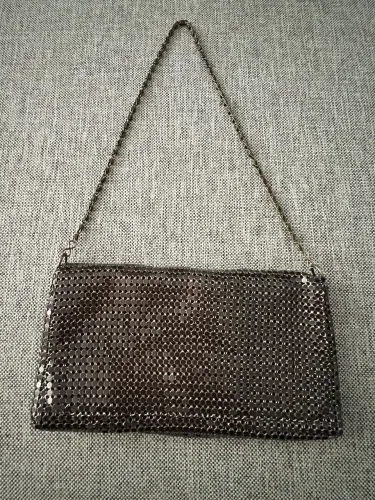 Bolsa Clutch malha metálica marrom alça curta de ombro 