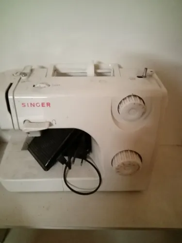 Maquina de costura em perfeito estado da singer.